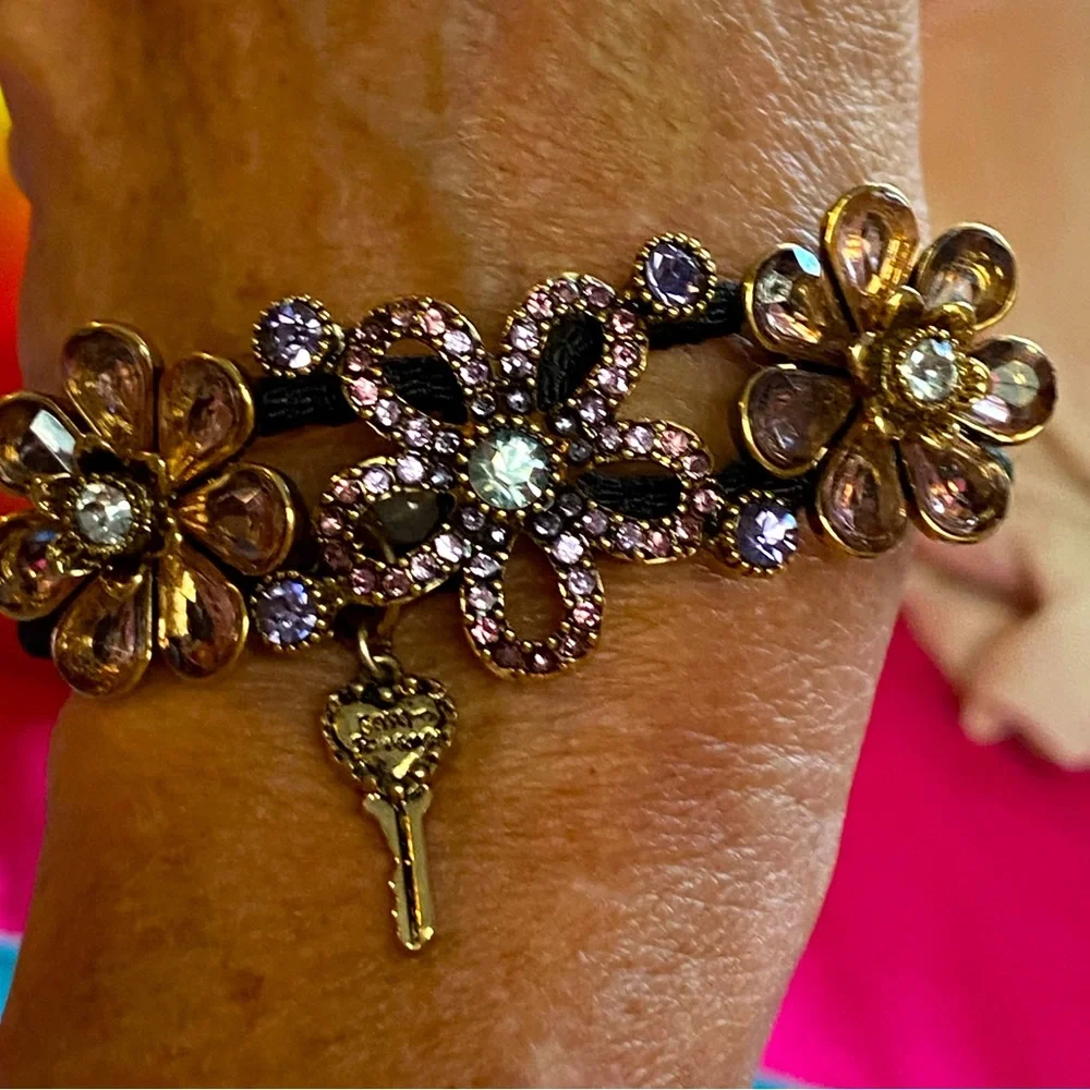 BETSEY JOHNSON bracelet with crystal flowers and BJ key charm - Picture 6 of 7